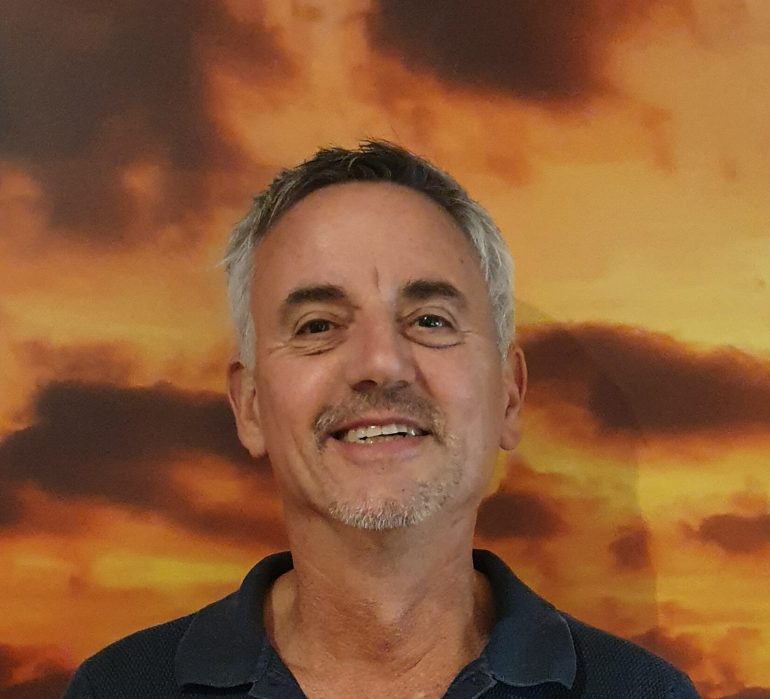 Presentator bij VathorstPM, Sidekick Show en Frank doet een boekje open